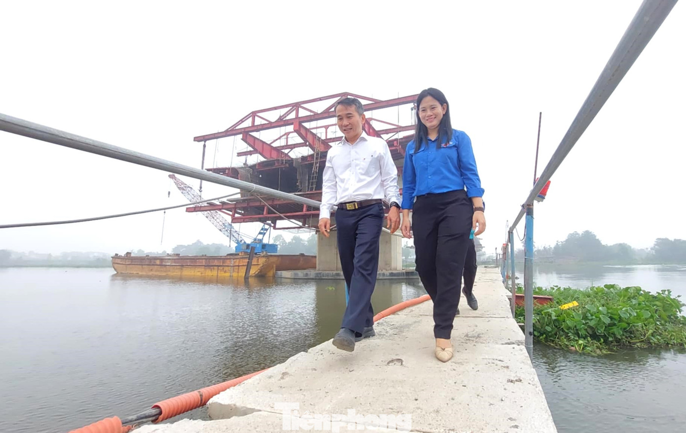 Bí thư Tỉnh Đoàn, Chủ tịch Hội LHTN Việt Nam tỉnh Bình Dương Trần Thị Diễm Trinh và ông Võ Ngọc Sang - Phó Giám đốc Ban Quản lý dự án đầu tư xây dựng công trình giao thông tỉnh Bình Dương thị sát công trình cầu Bình Gởi thuộc dự án đường Vành đai 3 TPHCM. Bí thư Tỉnh Đoàn, Chủ tịch Hội LHTN Việt Nam tỉnh Bình Dương Trần Thị Diễm Trinh và ông Võ Ngọc Sang - Phó Giám đốc Ban Quản lý dự án đầu tư xây dựng công trình giao thông tỉnh Bình Dương thị sát công trình cầu Bình Gởi thuộc dự án đường Vành đai 3 TPHCM.