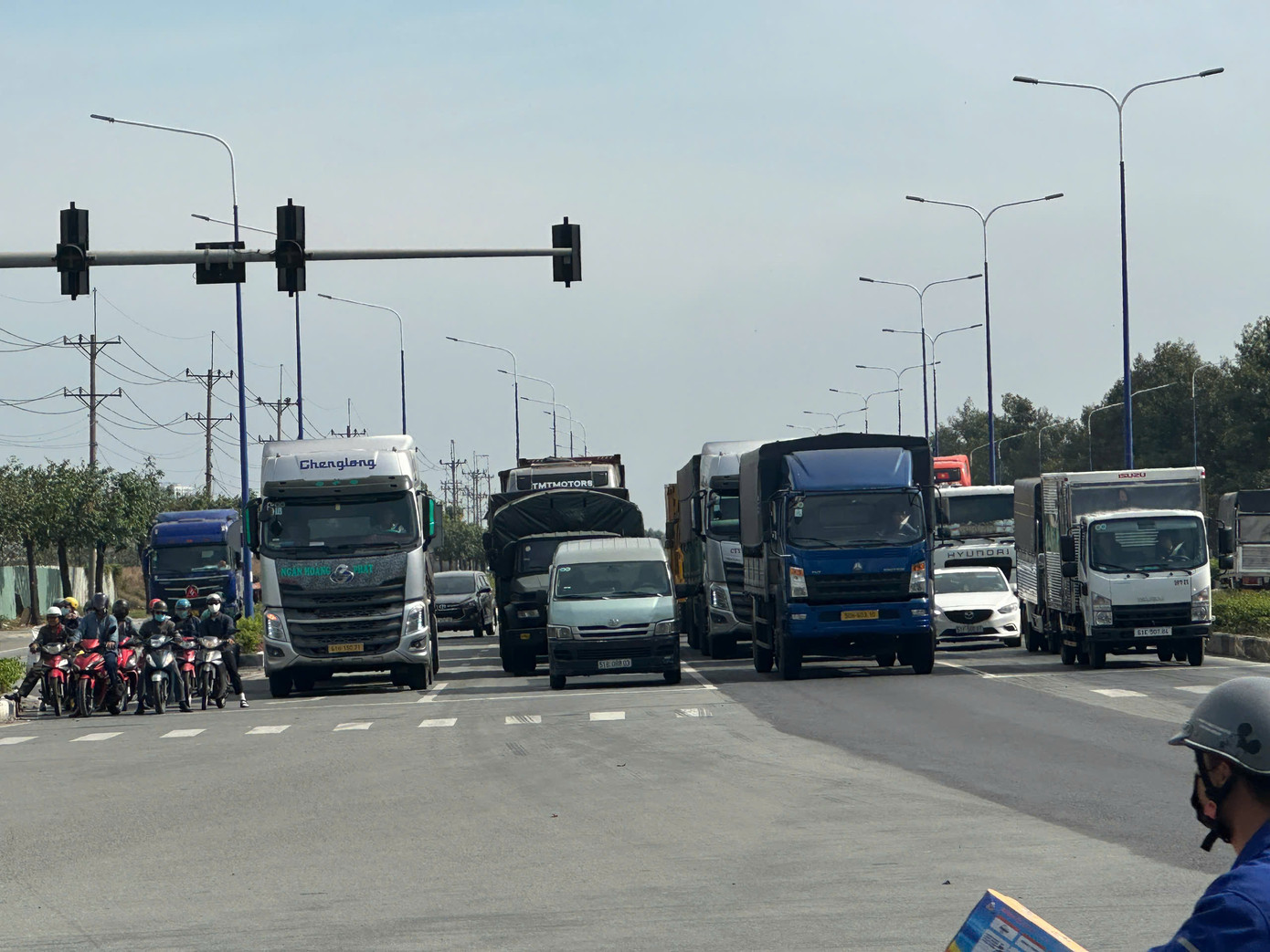 Các phương tiện xếp hàng không dám di chuyển khi đèn tín hiệu gặp sự cố