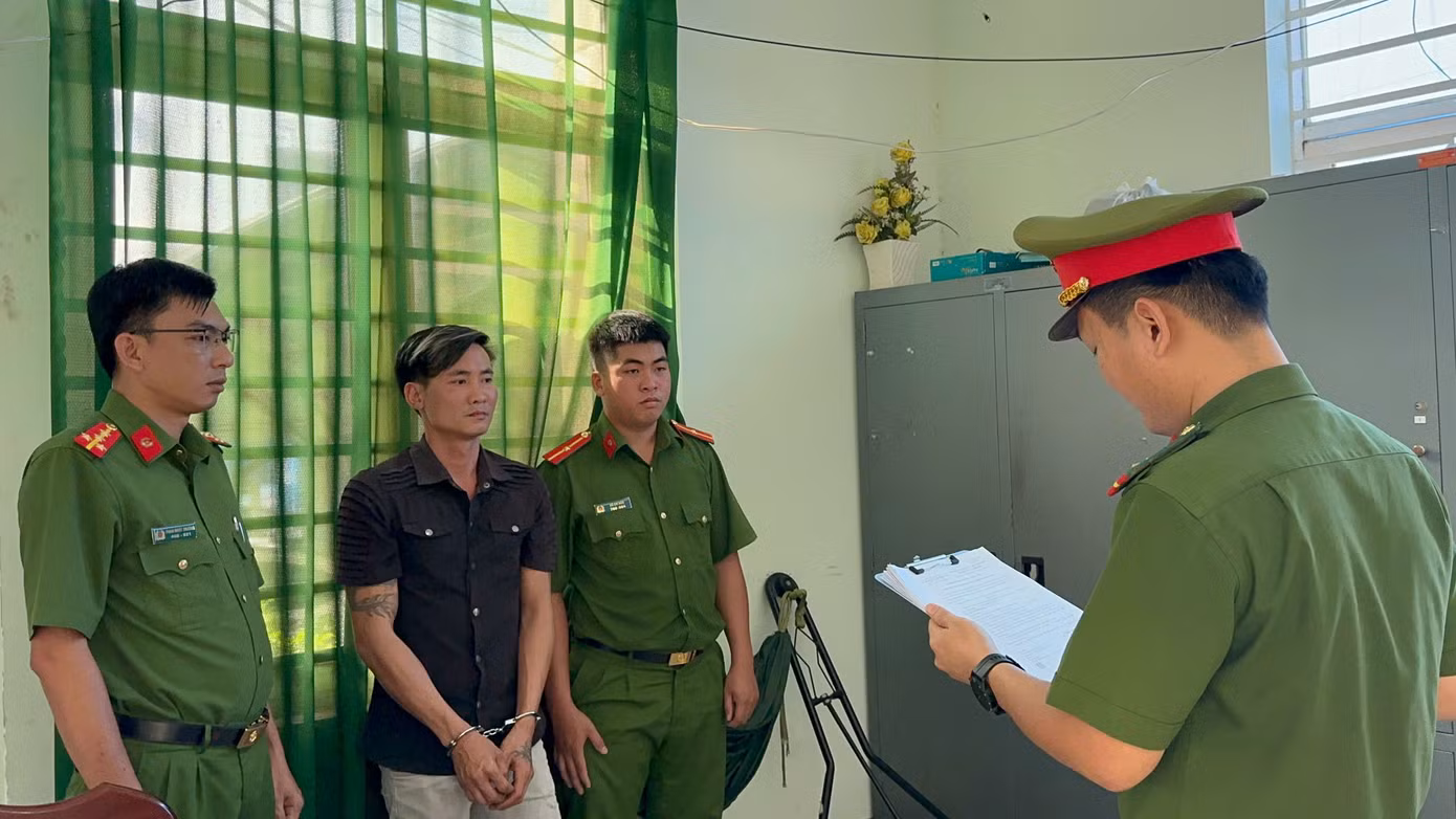 Lê Đình Dũng tại cơ quan công an Lê Đình Dũng tại cơ quan công an