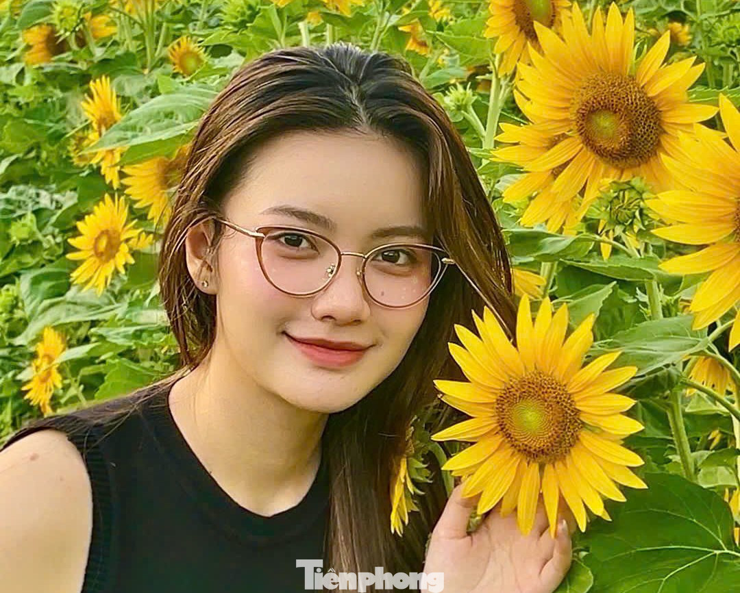 Bạn trẻ thích thú chụp ảnh bên vườn hoa hướng dương nở rực.