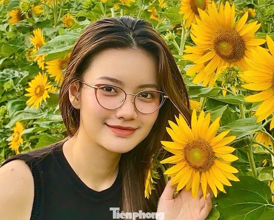 Bạn trẻ thích thú chụp ảnh bên vườn hoa hướng dương nở rực.