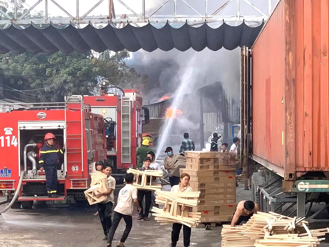 Công nhân di chuyển hàng hóa thành phẩm từ nhà xưởng ra ngoài.