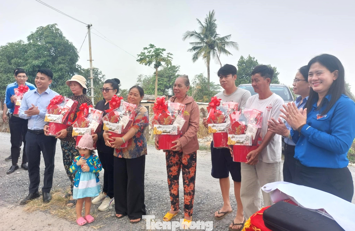 Tặng quà các hộ gia đình có hoàn cảnh khó khăn thuộc diện di dời, giải tỏa mặt bằng thực hiện dự án đường Vành đai 3 TPHCM. Tặng quà các hộ gia đình có hoàn cảnh khó khăn thuộc diện di dời, giải tỏa mặt bằng thực hiện dự án đường Vành đai 3 TPHCM.