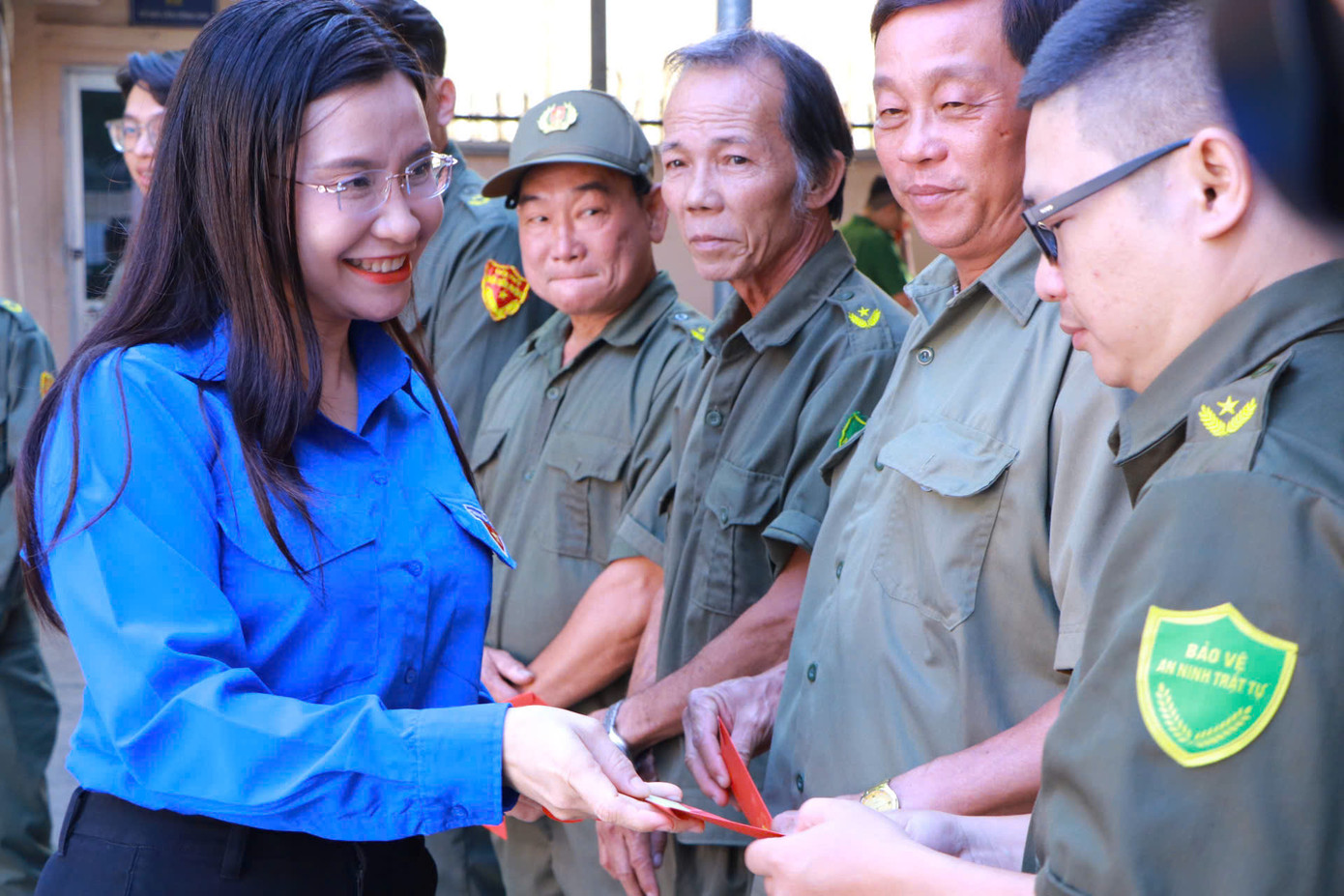 Chị Nguyễn Phạm Duy Trang - Bí thư BCH Trung ương Đoàn, Chủ tịch Hội đồng Đội T.Ư lì xì lực lượng bảo vệ dân phố. Chị Nguyễn Phạm Duy Trang - Bí thư BCH Trung ương Đoàn, Chủ tịch Hội đồng Đội T.Ư lì xì lực lượng bảo vệ dân phố.