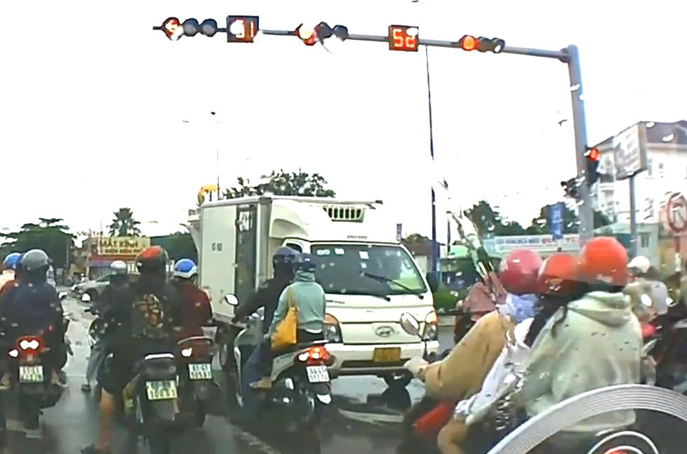 Một trường hợp xe tải đi ngược chiều trên đường ĐT.741 (Bình Dương) được người đi đường quay lại và cơ quan chức năng đã xử lý. Một trường hợp xe tải đi ngược chiều trên đường ĐT.741 (Bình Dương) được người đi đường quay lại và cơ quan chức năng đã xử lý.