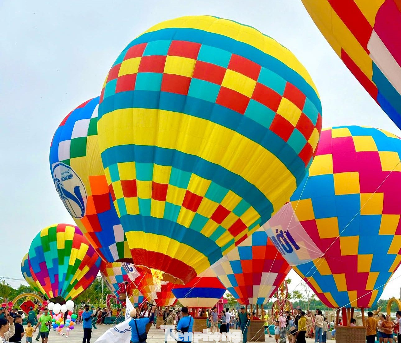 Tại phố đi bộ Bạch Đằng bên sông Sài Gòn, thành phố Thủ Dầu Một tổ chức lễ hội khinh khí cầu và văn hóa ẩm thực. Tại phố đi bộ Bạch Đằng bên sông Sài Gòn, thành phố Thủ Dầu Một tổ chức lễ hội khinh khí cầu và văn hóa ẩm thực.