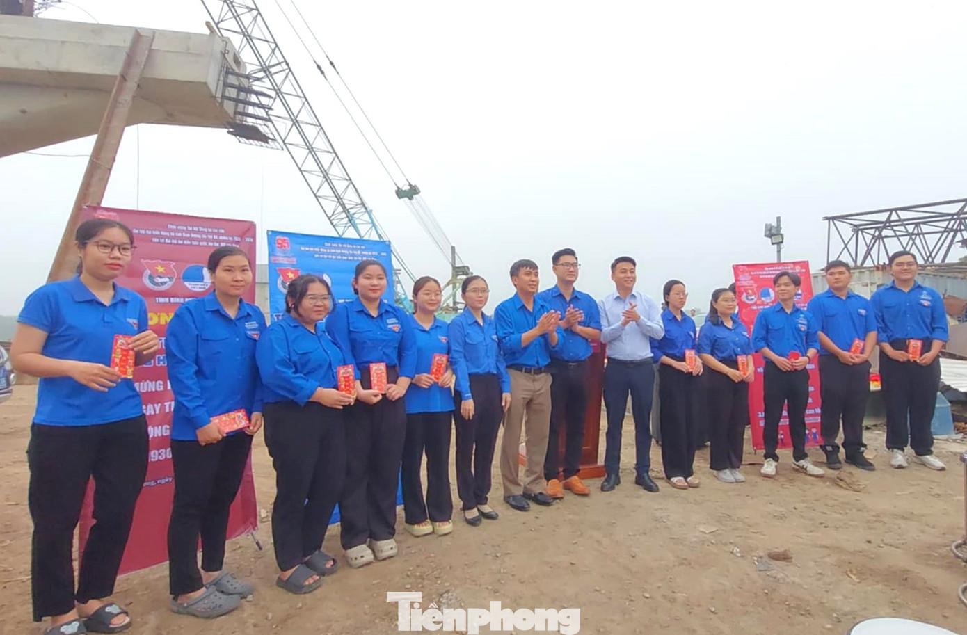 Tặng quà tình nguyện viên trong “Đợt thi đua tình nguyện tham gia hỗ trợ hoàn thành 3.000 km đường bộ cao tốc”. Tặng quà tình nguyện viên trong “Đợt thi đua tình nguyện tham gia hỗ trợ hoàn thành 3.000 km đường bộ cao tốc”.