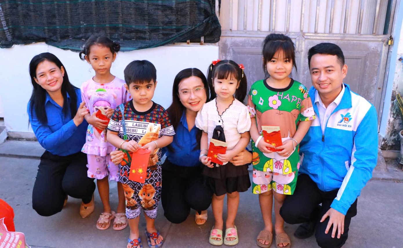 Chị Nguyễn Phạm Duy Trang - Bí thư BCH Trung ương Đoàn, Chủ tịch Hội đồng Đội T.Ư (giữa) và lãnh đạo Tỉnh Đoàn Bình Dương tặng quà trẻ em ở trọ tại Bình Dương. Ảnh: Nguyễn Diễm Chị Nguyễn Phạm Duy Trang - Bí thư BCH Trung ương Đoàn, Chủ tịch Hội đồng Đội T.Ư (giữa) và lãnh đạo Tỉnh Đoàn Bình Dương tặng quà trẻ em ở trọ tại Bình Dương. Ảnh: Nguyễn Diễm