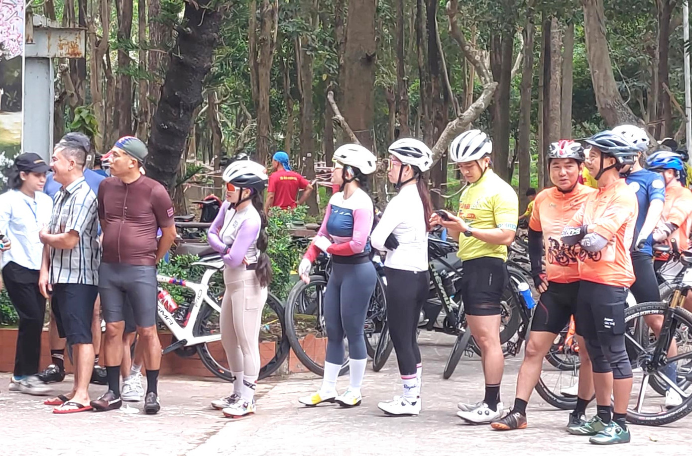 Giải đua xe đạp địa hình thu hút đông đảo vận động viên tham gia, trong đó có nhiều tay đua nữ. Giải đua xe đạp địa hình thu hút đông đảo vận động viên tham gia, trong đó có nhiều tay đua nữ.