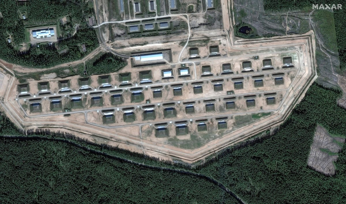 Ảnh vệ tinh của Maxar về nhà kho trước và sau vụ tấn công. (Ảnh: Reuters) Ảnh vệ tinh của Maxar về nhà kho trước và sau vụ tấn công. (Ảnh: Reuters)