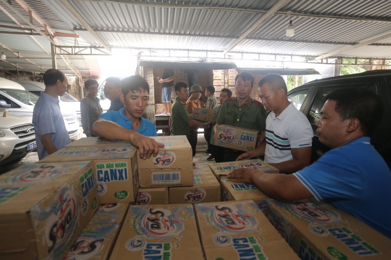 5.000 thùng sản phẩm sữa đậu nành Number 1 Soya Canxi đã được Tân Hiệp Phát vận chuyển tới các đơn vị quân đội, công an để tiếp sức đồng bào vùng lũ.