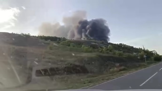 Khói đen bốc lên từ hiện trường. (Ảnh: Telegram)