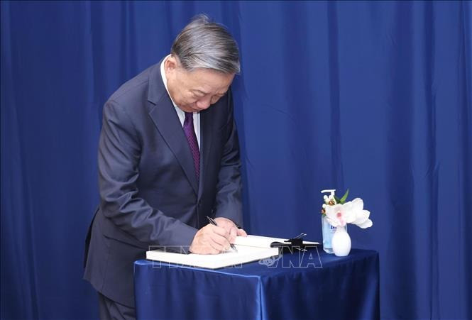 Tổng Bí thư, Chủ tịch nước Tô Lâm ghi lưu bút. (Ảnh: Lâm Khánh/TTXVN)