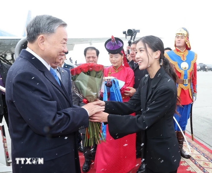 Thiếu nữ Mông Cổ tặng hoa, chào mừng Tổng Bí thư, Chủ tịch nước Tô Lâm tại sân bay Thành Cát Tư Hãn (Chinggis Khaan International Airport) ở Thủ đô Ulan Bator. (Ảnh: Trí Dũng/TTXVN) Thiếu nữ Mông Cổ tặng hoa, chào mừng Tổng Bí thư, Chủ tịch nước Tô Lâm tại sân bay Thành Cát Tư Hãn (Chinggis Khaan International Airport) ở Thủ đô Ulan Bator. (Ảnh: Trí Dũng/TTXVN)