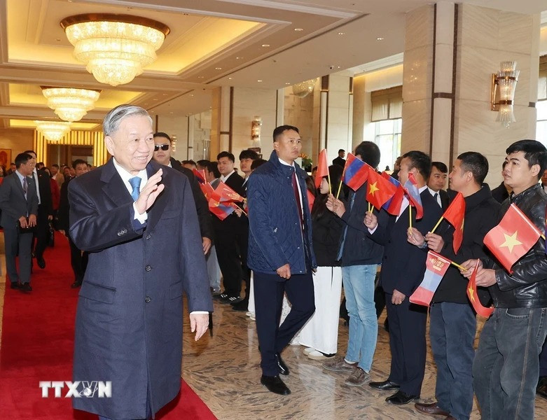 Cộng đồng người Việt Nam tại Mông Cổ chào đón Tổng Bí thư, Chủ tịch nước Tô Lâm tại Khách sạn Shangri-la. (Ảnh: Trí Dũng/TTXVN) Cộng đồng người Việt Nam tại Mông Cổ chào đón Tổng Bí thư, Chủ tịch nước Tô Lâm tại Khách sạn Shangri-la. (Ảnh: Trí Dũng/TTXVN)