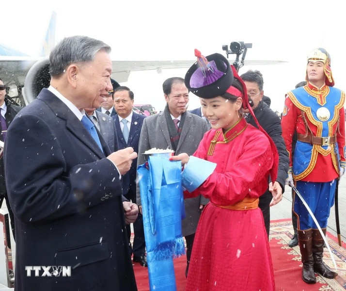 Thiếu nữ Mông Cổ dâng bánh sữa theo phong tục truyền thống và tặng hoa đón Tổng Bí thư, Chủ tịch nước Tô Lâm tại sân bay Thành Cát Tư Hãn (Chinggis Khaan International Airport) ở Thủ đô Ulan Bator. (Ảnh: Trí Dũng/TTXVN) Thiếu nữ Mông Cổ dâng bánh sữa theo phong tục truyền thống và tặng hoa đón Tổng Bí thư, Chủ tịch nước Tô Lâm tại sân bay Thành Cát Tư Hãn (Chinggis Khaan International Airport) ở Thủ đô Ulan Bator. (Ảnh: Trí Dũng/TTXVN)