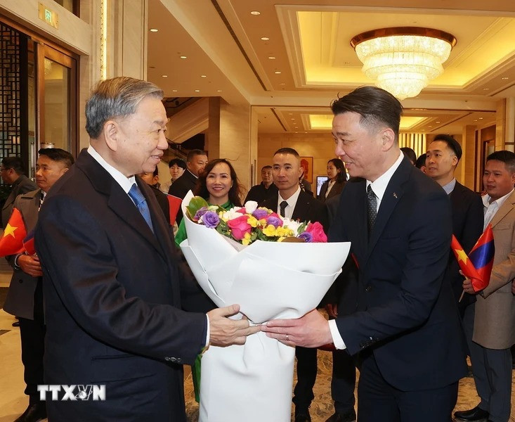 Tổng giám đốc Khách sạn Shangri-la trân trọng tặng hoa, chào mừng Tổng Bí thư, Chủ tịch nước Tô Lâm tới thăm Mông Cổ. (Ảnh: Trí Dũng/TTXVN) Tổng giám đốc Khách sạn Shangri-la trân trọng tặng hoa, chào mừng Tổng Bí thư, Chủ tịch nước Tô Lâm tới thăm Mông Cổ. (Ảnh: Trí Dũng/TTXVN)