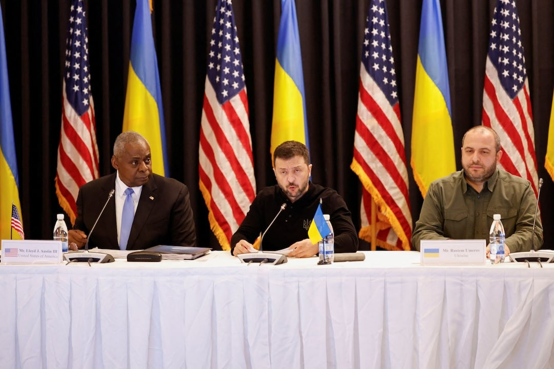 Ông Zelensky (giữa) cùng Bộ trưởng Quốc phòng Mỹ Lloyd Austin (trái) và Bộ trưởng Quốc phòng Ukraine Rustem Umerov. (Ảnh: Reuters) Ông Zelensky (giữa) cùng Bộ trưởng Quốc phòng Mỹ Lloyd Austin (trái) và Bộ trưởng Quốc phòng Ukraine Rustem Umerov. (Ảnh: Reuters)