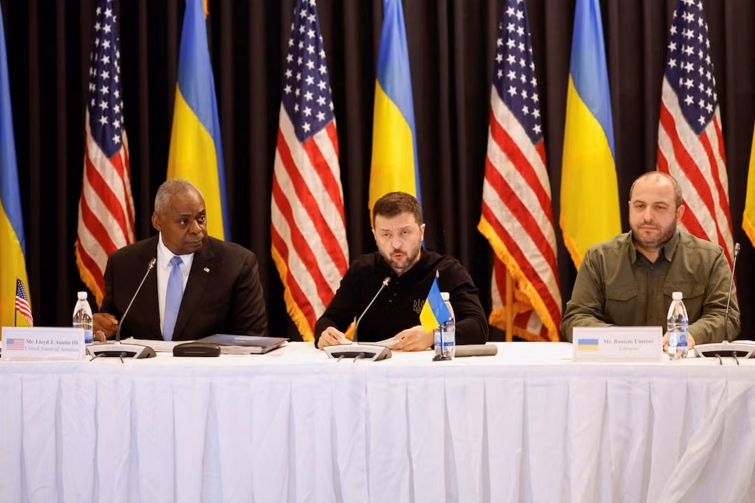 Ông Zelensky (giữa) cùng Bộ trưởng Quốc phòng Mỹ Lloyd Austin (trái) và Bộ trưởng Quốc phòng Ukraine Rustem Umerov. (Ảnh: Reuters)