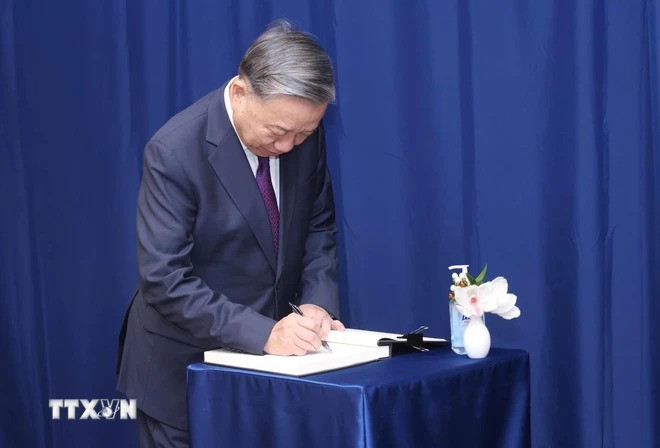 Tổng Bí thư, Chủ tịch nước Tô Lâm ghi lưu bút. (Ảnh: Lâm Khánh/TTXVN)