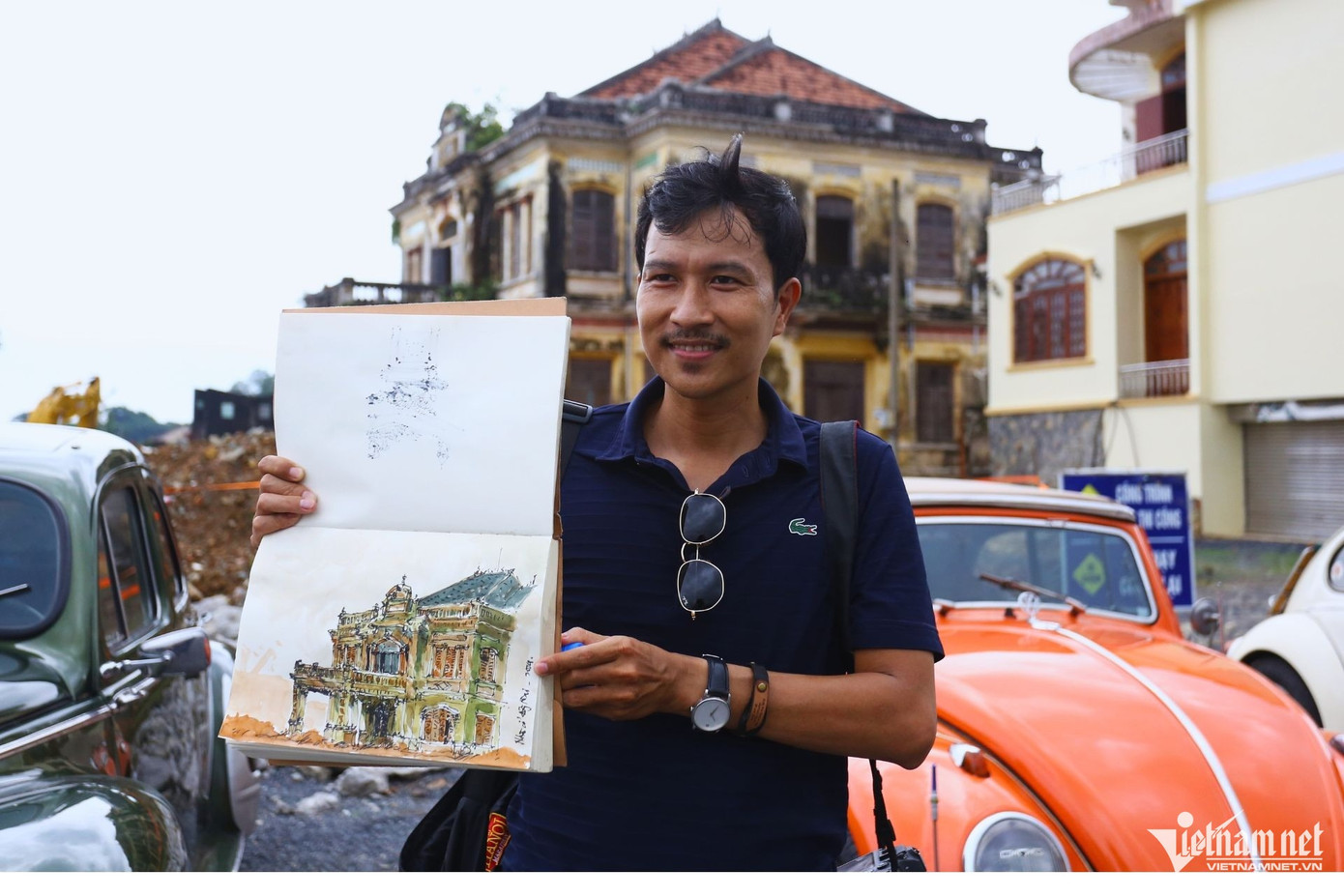 Một số người nuối tiếc "nhà lầu ông Phủ" bị phá hủy nên đã đến chụp ảnh, phác họa lại kiến trúc độc đáo này. Ảnh: Hoàng Anh Một số người nuối tiếc "nhà lầu ông Phủ" bị phá hủy nên đã đến chụp ảnh, phác họa lại kiến trúc độc đáo này. Ảnh: Hoàng Anh