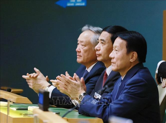 Các đại biểu Việt Nam dự Phiên thảo luận chung cấp cao Đại hội đồng LHQ Khóa 79. (Ảnh: Lâm Khánh/TTXVN) Các đại biểu Việt Nam dự Phiên thảo luận chung cấp cao Đại hội đồng LHQ Khóa 79. (Ảnh: Lâm Khánh/TTXVN)