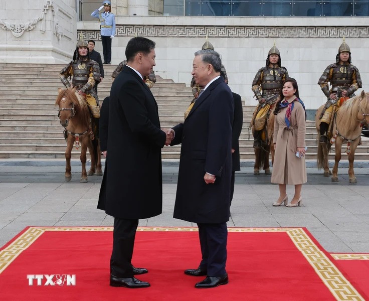 Tổng thống Mông Cổ Ukhnaagiin Khurelsukh đón Tổng Bí thư, Chủ tịch nước Tô Lâm. (Ảnh: Trí Dũng/TTXVN) Tổng thống Mông Cổ Ukhnaagiin Khurelsukh đón Tổng Bí thư, Chủ tịch nước Tô Lâm. (Ảnh: Trí Dũng/TTXVN)