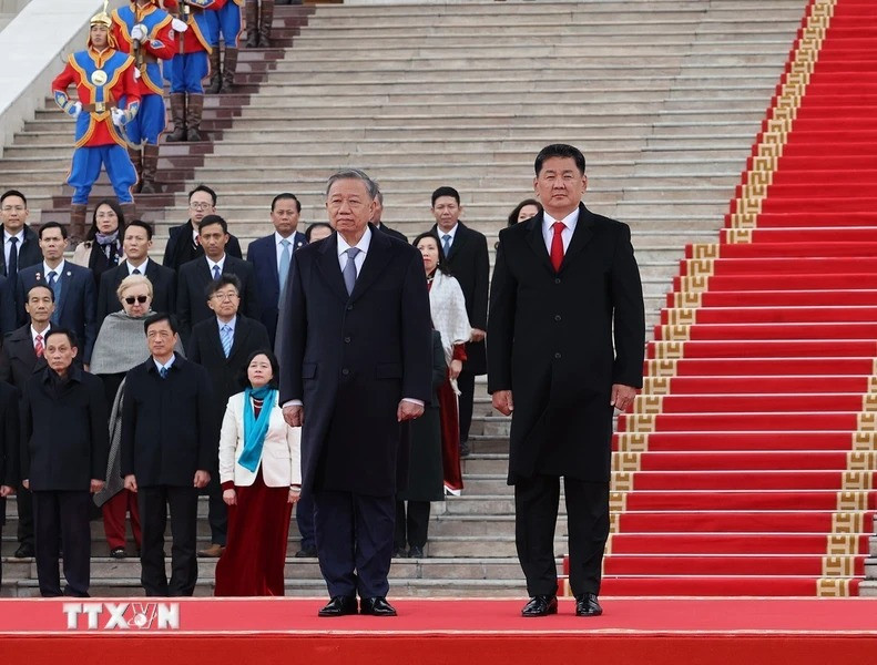 Tổng Bí thư, Chủ tịch nước Tô Lâm cùng Tổng thống Mông Cổ Ukhnaagiin Khurelsukh trên bục danh dự thực hiện nghi thức chào cờ. (Ảnh: Trí Dũng/TTXVN) Tổng Bí thư, Chủ tịch nước Tô Lâm cùng Tổng thống Mông Cổ Ukhnaagiin Khurelsukh trên bục danh dự thực hiện nghi thức chào cờ. (Ảnh: Trí Dũng/TTXVN)