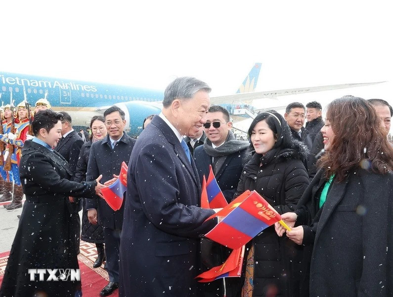 Lễ đón Tổng Bí thư, Chủ tịch nước Tô Lâm tại sân bay Thành Cát Tư Hãn (Chinggis Khaan International Airport) ở Thủ đô Ulan Bator. (Ảnh: Trí Dũng/TTXVN) Lễ đón Tổng Bí thư, Chủ tịch nước Tô Lâm tại sân bay Thành Cát Tư Hãn (Chinggis Khaan International Airport) ở Thủ đô Ulan Bator. (Ảnh: Trí Dũng/TTXVN)