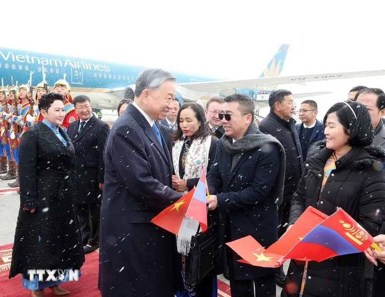 Lễ đón Tổng Bí thư, Chủ tịch nước Tô Lâm tại sân bay Thành Cát Tư Hãn (Chinggis Khaan International Airport) ở Thủ đô Ulan Bator. (Ảnh: Trí Dũng/TTXVN) Lễ đón Tổng Bí thư, Chủ tịch nước Tô Lâm tại sân bay Thành Cát Tư Hãn (Chinggis Khaan International Airport) ở Thủ đô Ulan Bator. (Ảnh: Trí Dũng/TTXVN)