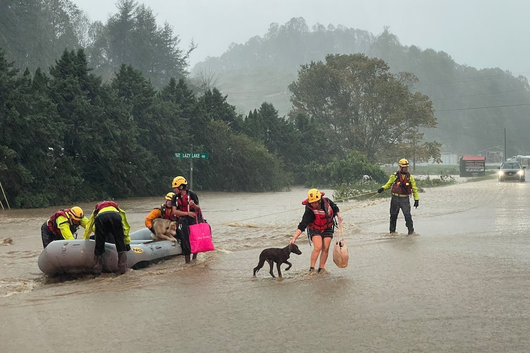Cảnh sát Bắc Carolina sơ tán người dân. (Ảnh: Reuters) Cảnh sát Bắc Carolina sơ tán người dân. (Ảnh: Reuters)