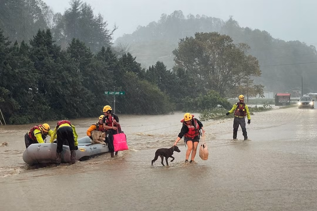 Cảnh sát Bắc Carolina sơ tán người dân. (Ảnh: Reuters)