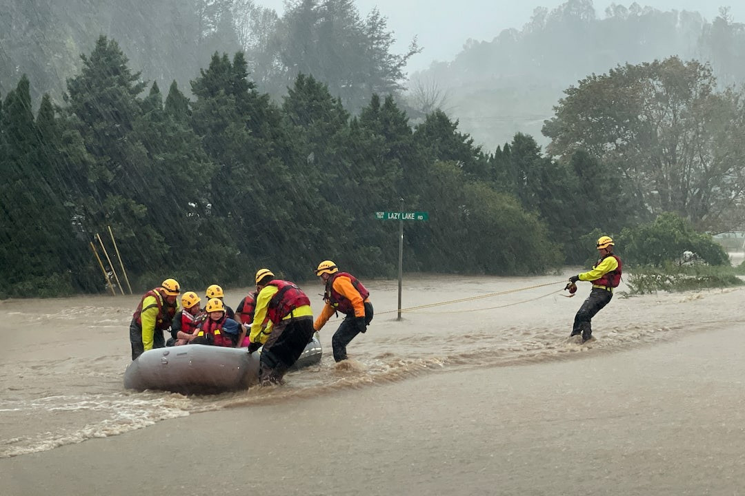 Cảnh sát Bắc Carolina sơ tán người dân. (Ảnh: Reuters) Cảnh sát Bắc Carolina sơ tán người dân. (Ảnh: Reuters)
