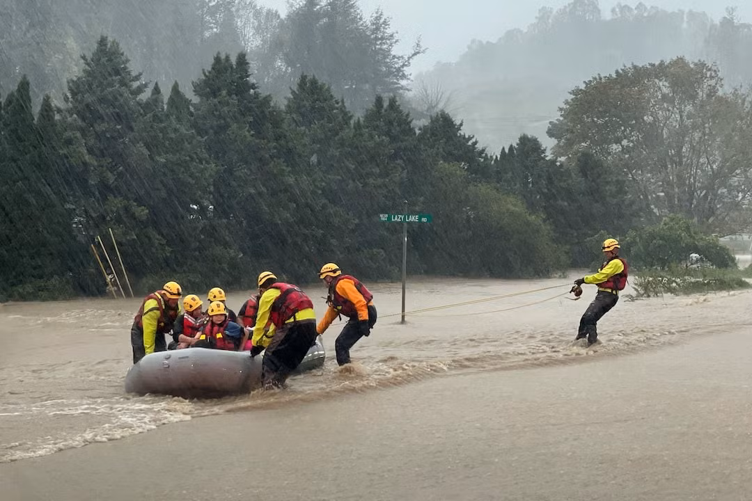Cảnh sát Bắc Carolina sơ tán người dân. (Ảnh: Reuters)