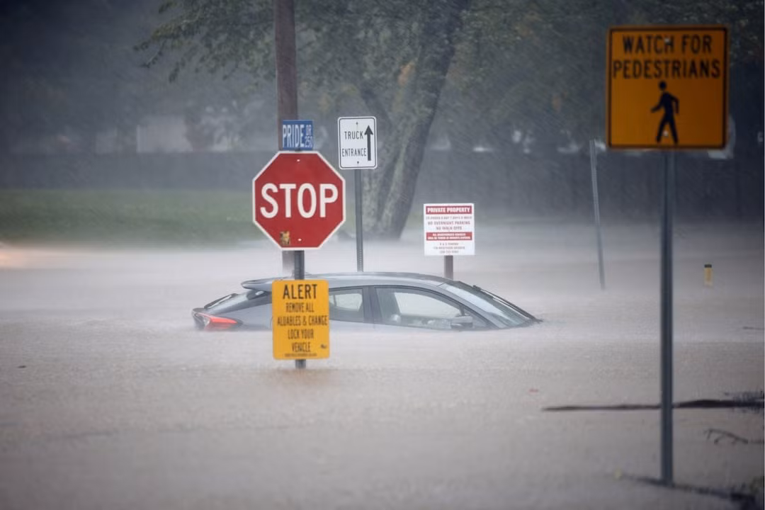 Xe hơi bị mắc kẹt trong nước lũ ở Bắc Carolina. (Ảnh: Reuters)