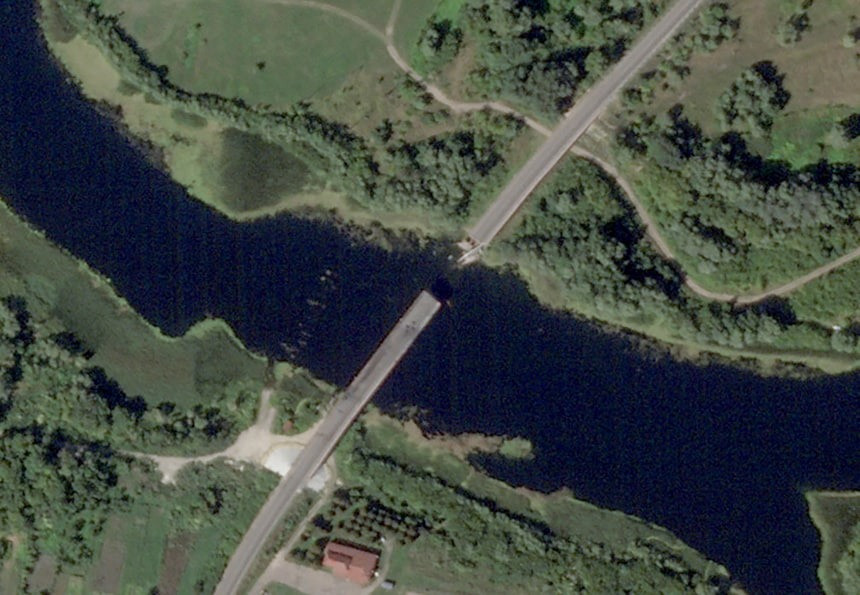 Một cây cầu ở Kursk bị phá hủy. (Ảnh: Reuters)