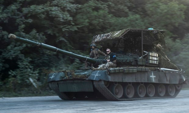 Quân nhân Ukraine lái xe tăng ở tỉnh Sumy (Ukraine, giáp biên giới Nga). (Ảnh: EPA)