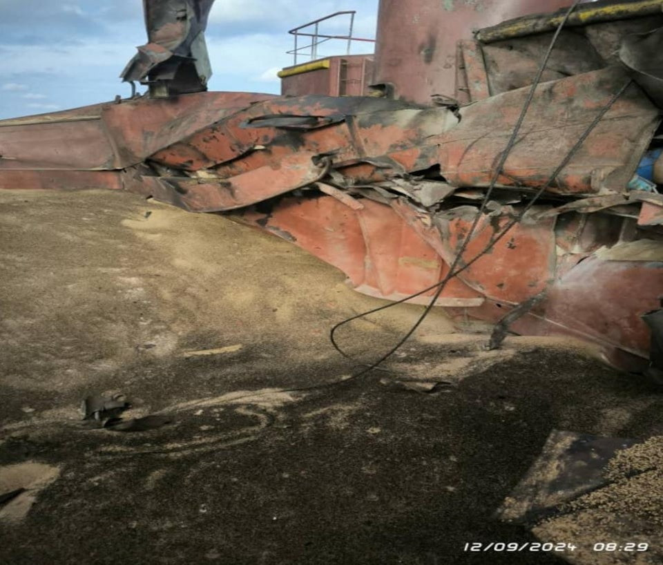 Hình ảnh tàu ngũ cốc bị hư hại sau vụ việc. (Ảnh: Reuters)