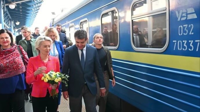 Chủ tịch Ủy ban châu Âu Ursula von der Leyen (áo hồng). (Ảnh: X) Chủ tịch Ủy ban châu Âu Ursula von der Leyen (áo hồng). (Ảnh: X)