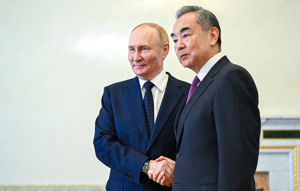 Tổng thống Nga Vladimir Putin và Ngoại trưởng Trung Quốc Vương Nghị. (Ảnh: Tass) Tổng thống Nga Vladimir Putin và Ngoại trưởng Trung Quốc Vương Nghị. (Ảnh: Tass)