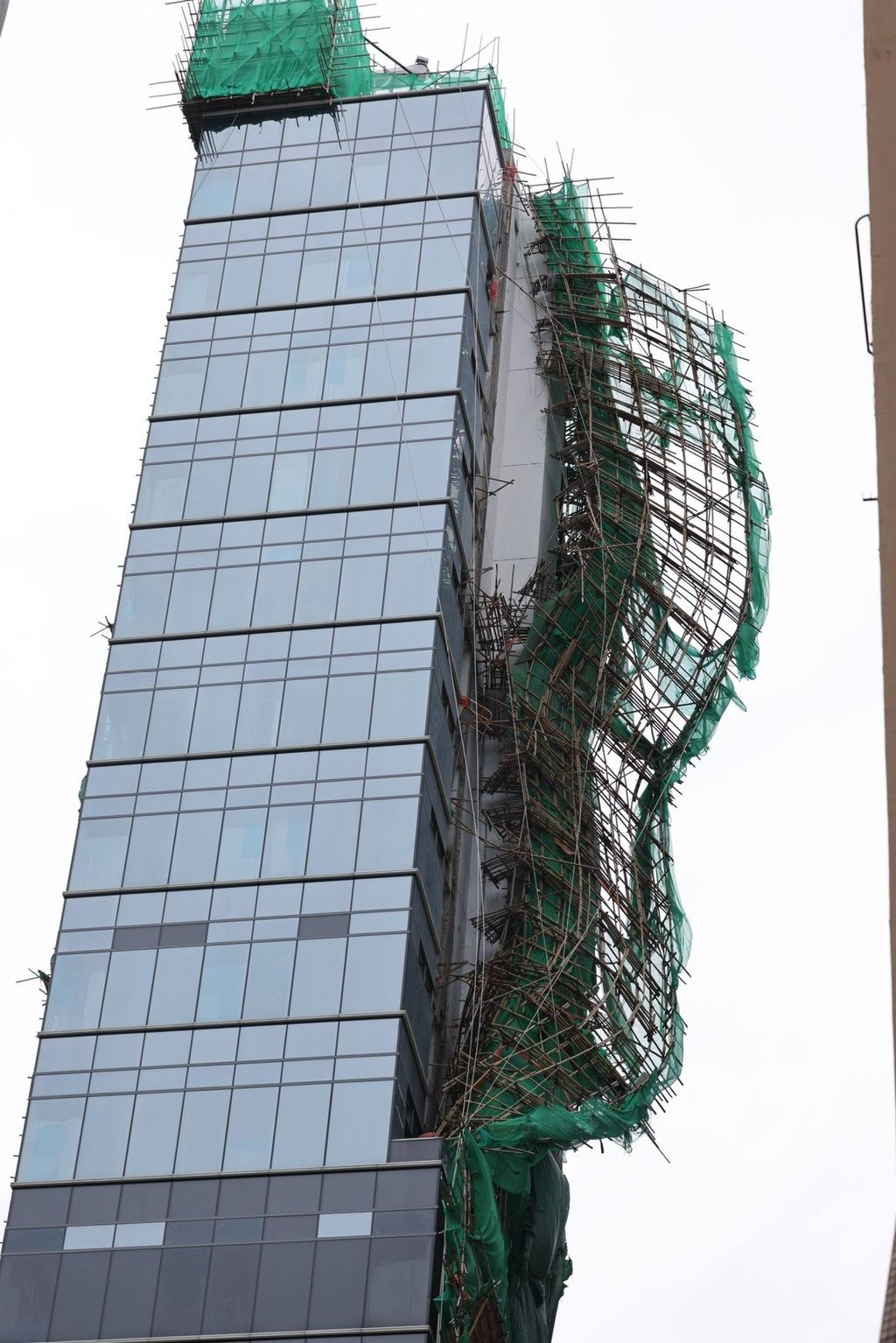 Cây đổ và một số công trình bị hư hại ở Hồng Kông. (Ảnh: SCMP)