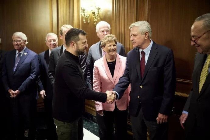 Tổng thống Ukraine Volodymyr Zelensky gặp phái đoàn Thượng viện Mỹ. (Ảnh: Pravda) Tổng thống Ukraine Volodymyr Zelensky gặp phái đoàn Thượng viện Mỹ. (Ảnh: Pravda)