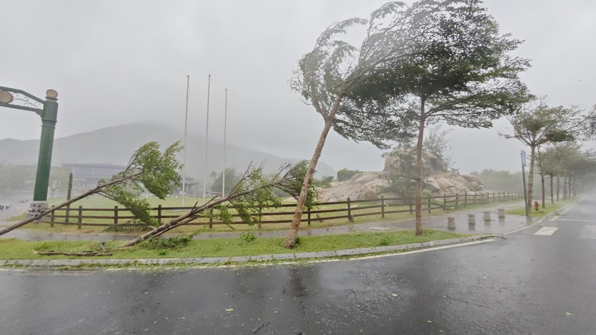 Theo CGTN, bão YAGI đổ bộ bờ biển thị trấn Ông Điền, Văn Xương, Hải Nam lúc 16h20 (giờ địa phương). Ảnh: China Daily