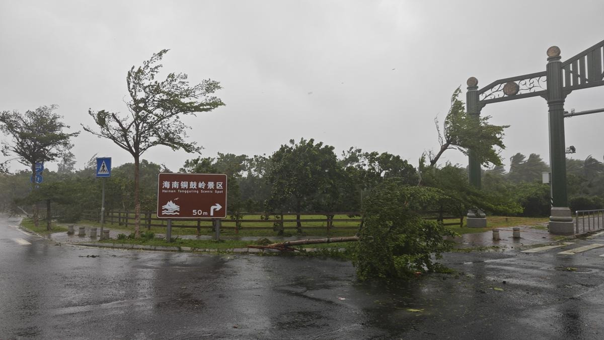 Cơn bão gây mưa lớn trên khắp hòn đảo. Phía bắc đảo Hải Nam đã hứng chịu những đợt gió mạnh từ cấp 13 đến cấp 16, trong khi một số thành phố và quận phải đối mặt với tình trạng mất điện. Ảnh: China Daily