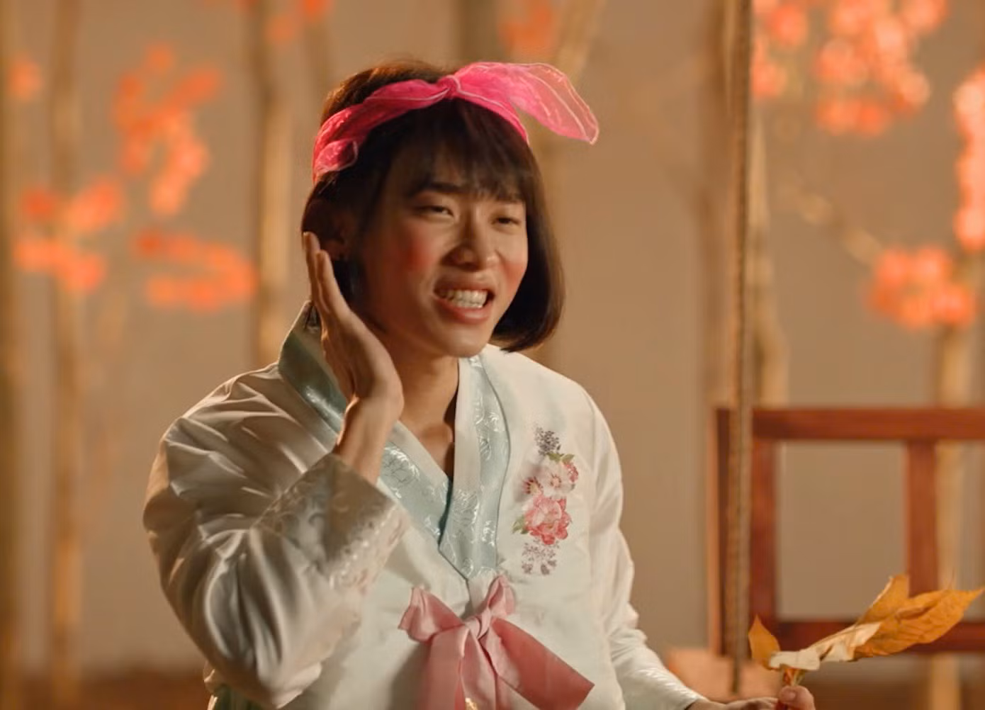 Kay Trần từng hóa thân thành "thánh tán gái" lầy lội trong phim Ước Hẹn Mùa Thu (2019).