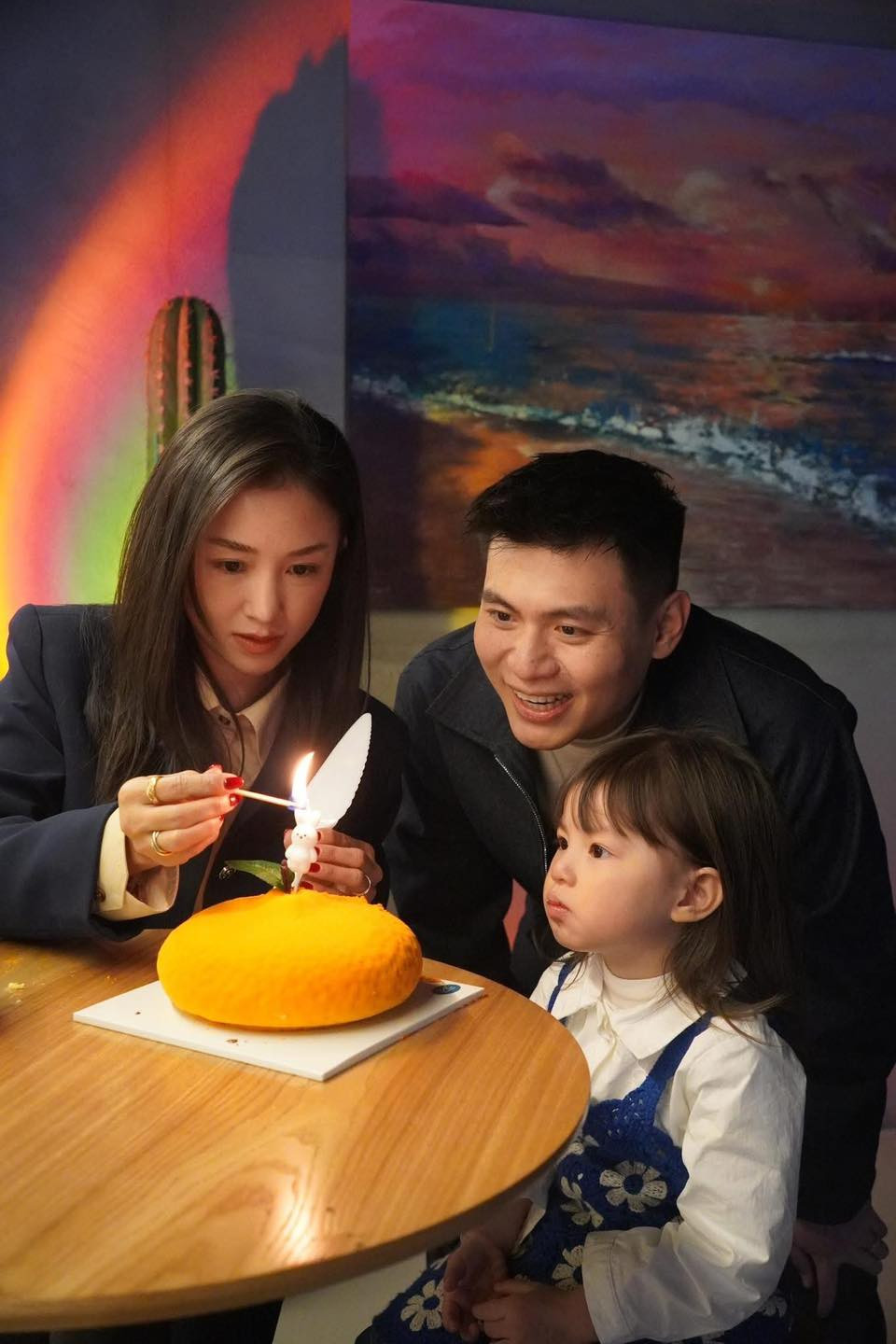 Pamela (Nguyễn An Hải Đường) thổi nến mừng sinh nhật tuổi lên ba tại Hàn Quốc.