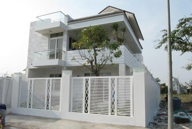 Ngôi nhà được xây dựng theo kiến trúc châu Âu và lấy tông trắng làm chủ đạo.