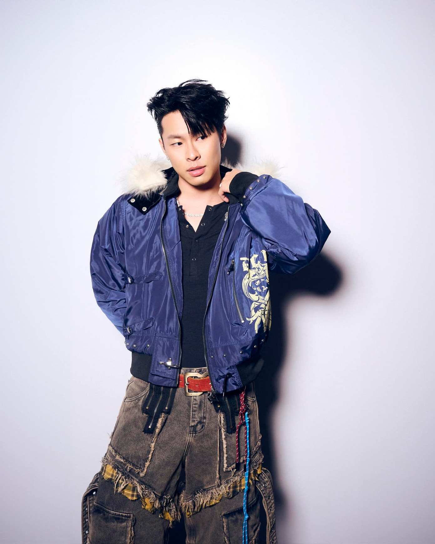 Với quần baggy lửng và áo bomber cá tính, thành viên GERDNANG khoe trọn chiếc visual thăng hạng. Với quần baggy lửng và áo bomber cá tính, thành viên GERDNANG khoe trọn chiếc visual thăng hạng.