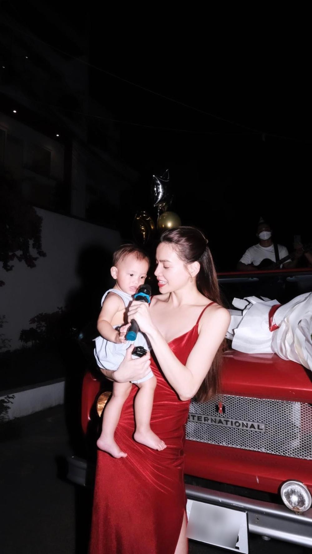 Trong khi đó, cô bé Lisa vẫn giữ nguyên biểu cảm thẹn thùng, e thẹn. Trong khi đó, cô bé Lisa vẫn giữ nguyên biểu cảm thẹn thùng, e thẹn.