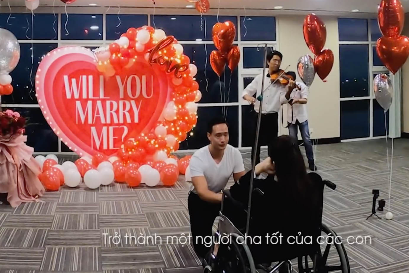 Hồ Ngọc Hà không giấu được xúc động trước màn cầu hôn của Kim Lý.